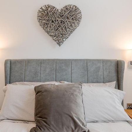 Pass The Keys 1 Bed Albury Contemporary Apartment With Secure Parking Shrewsbury Exterior photo